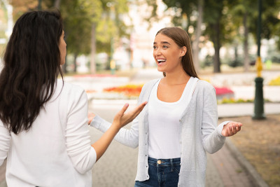 快乐女孩和女性朋友在公园散步