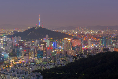 夜晚的首尔，韩国城市的天际线。