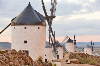 西班牙日落时的传统古董风车。Consuegra,托莱多
