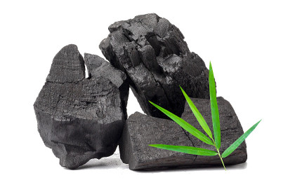 天然木炭，传统木炭或无烟无味木炭硬木炭隔离在白色背景上。