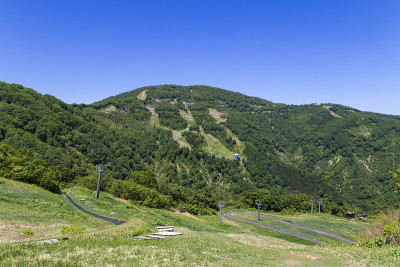 日本新泻县秋季汤沢镇的山脉全景
