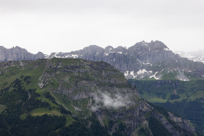 在瑞士的炉边徒步旅行。登上顶峰，翻越阿尔卑斯山，欣赏美丽的风景。史诗般的风景，看起来像霍比特人的土地