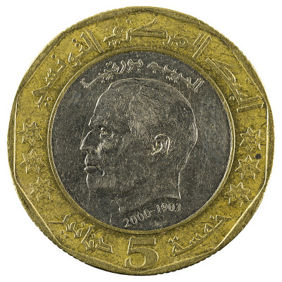 五枚突尼斯第纳尔硬币(2002年)孤立在白色背景上