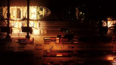 货运船集装箱装运海港俯视图无人机鸟瞰图在晚上