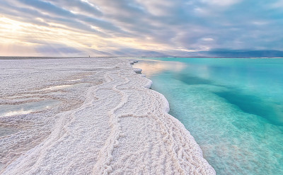 早晨的风景-白色的盐晶体海滩，清澈的水附近，典型的景观死海海岸，以色列