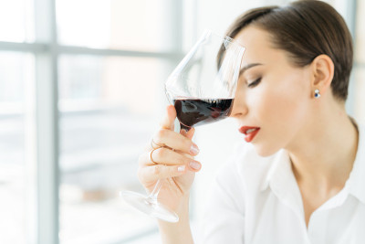 美女和一杯红酒
