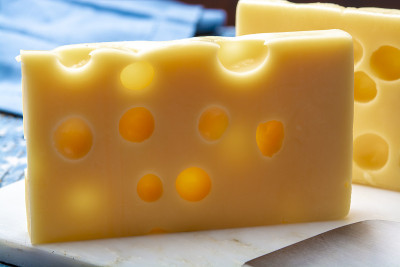 两块法国emmental半硬奶酪