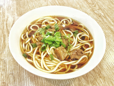 一碗加州牛肉面放在一块板上