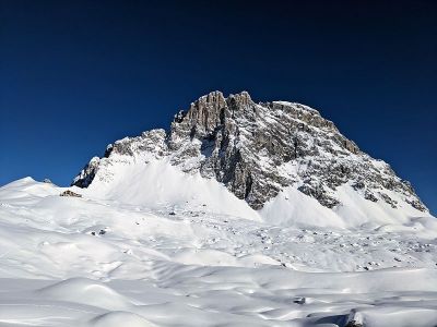 在圣安东尼安的吉伦斯皮茨和沙夫伯格滑雪登山，可以看到Sulzfluh山。滑雪之旅。冬天