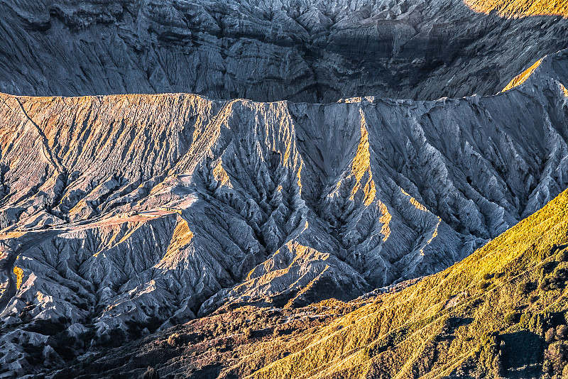 印度尼西亚东爪哇岛腾格里破火山口附近的布罗莫火山火山口