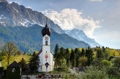 小巴伐利亚圣约翰教堂与Waxenstein和Zugspitze峰雪山Wetterstein在背景格莱