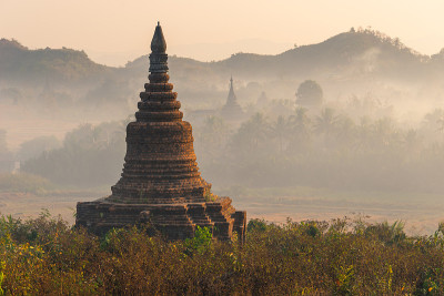 缅甸若开邦Mrauk U古城，美丽的清晨日出，烟雾缭绕