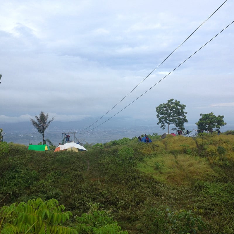 风景有树有云。早上的KPG山景，天气晴朗