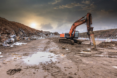 挖掘机在道路建筑工程中移动土石