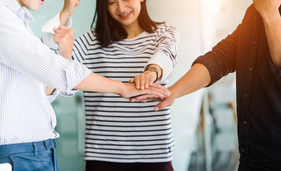在会议中启动亚洲业务团队，帮助分析公司的市场营销问题或启动新项目。启动的概念
