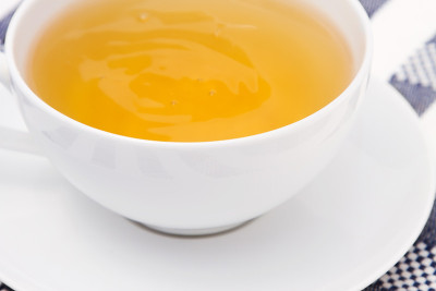 方格桌布上放着一杯甘菊茶