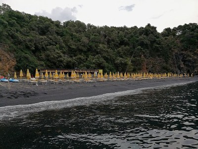 马拉蒂亚的黑色海滩
