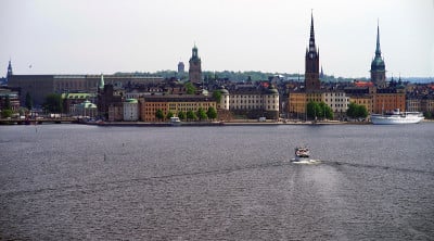 从湖边看Riddarholmen和Gamla Stan Mälaren。