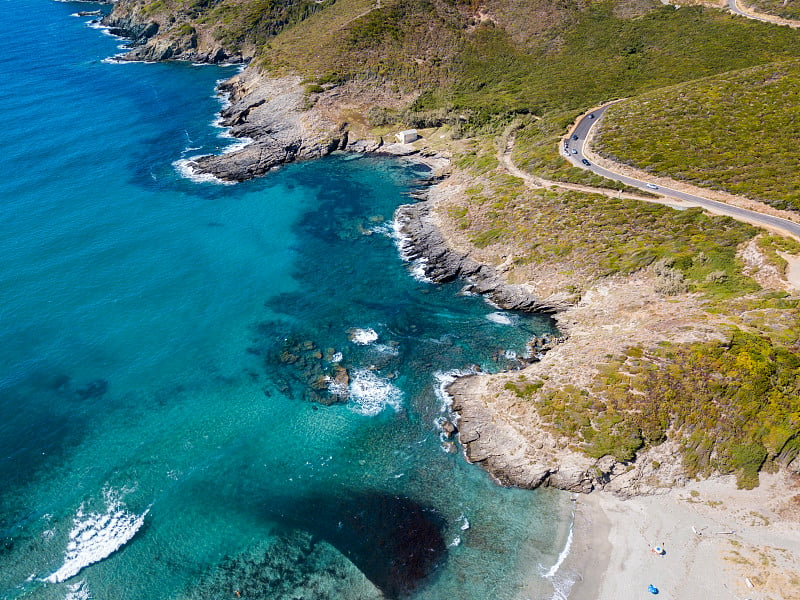 鸟瞰图科西嘉海岸，蜿蜒的道路和海湾与水晶般的海洋。法国