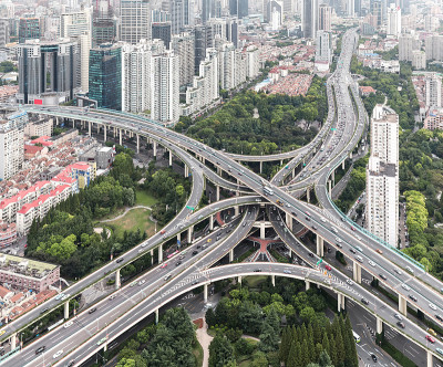 现代城市高架公路和立交桥鸟瞰图。