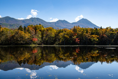 知子五湖(知子五湖)[第三湖]和知子山的秋叶，知子，北海道，日本