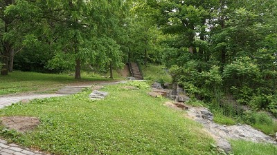 楼梯通往天堂。夏日里，蒙特利尔皇家山树林里的楼梯