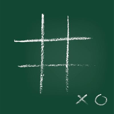 空交叉零游戏模板手绘在绿色黑板上。XO手写标志在低角。井字竞争。白板设计上的粉笔涂鸦。娱乐和休闲垃圾