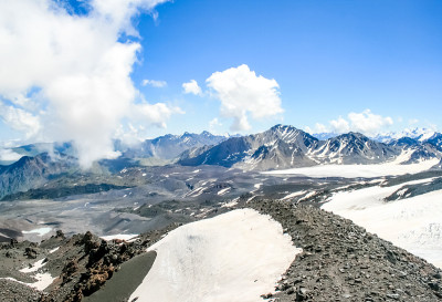 山上有雪。山上有雪。山拉