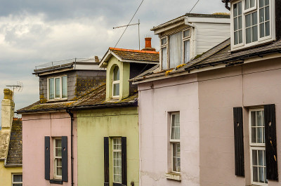 典型的英式建筑，沿着街道一排一排的住宅，