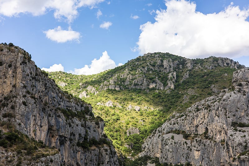 风景周围的Fenestrettes徒步步道Saint-Guilhem-le-Désert(欧西塔尼，