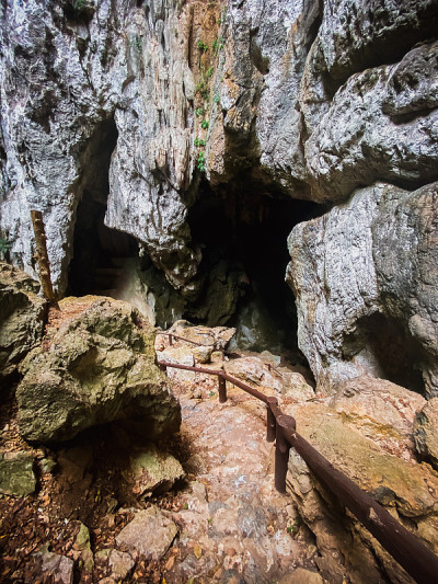 泰国帕拉雅·那空洞，Khua Kharuehat亭庙，位于泰国巴育普·基里汗Khao Sam Roi