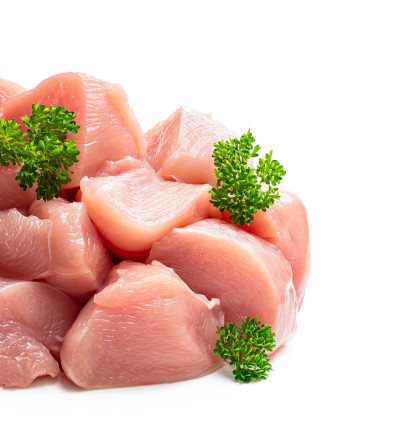 生鸡胸肉块与欧芹香草孤立在白色