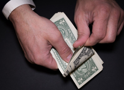 支付现金。