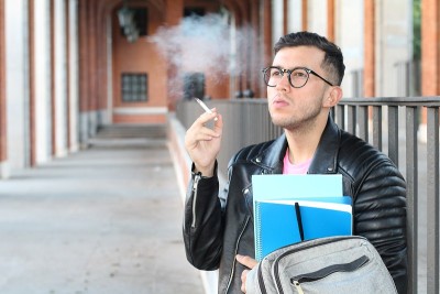 少数民族学生在校园里吸烟