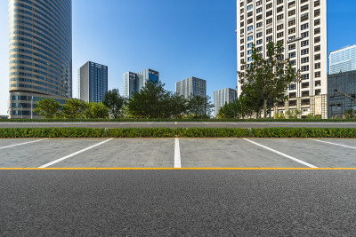 以市中心城市空间为背景的空停车场