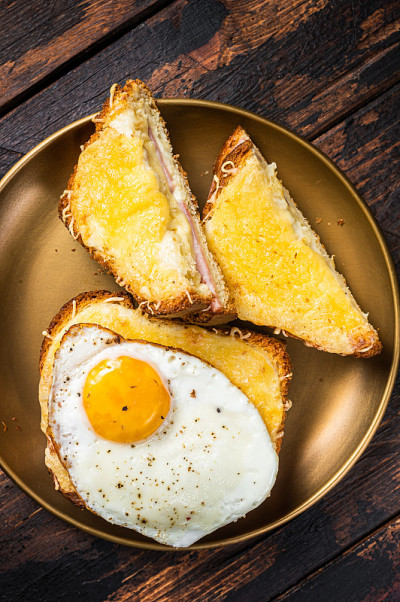 法式吐司Croque monsieur和Croque madame，烤三明治加火腿片面包，融化的em