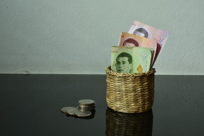 篮子里有泰国钞票和硬币