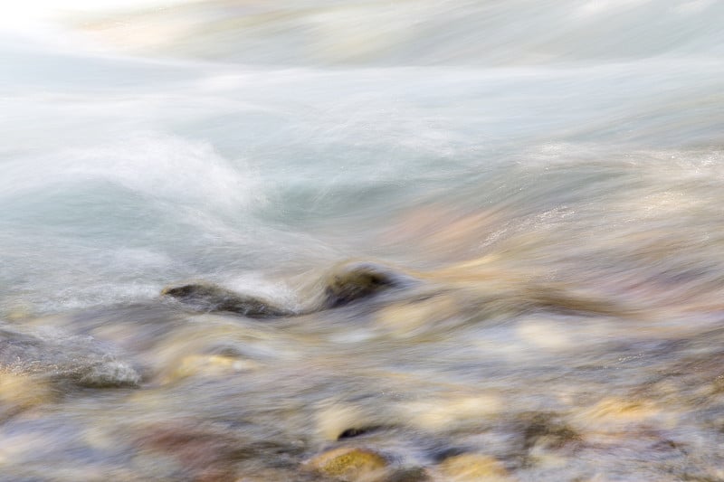 背景湍流水在山区河流