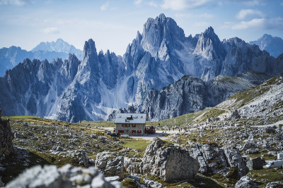 Rifugio Lavaredo与Cadini di Misurina山集团的背景。意大利拉瓦雷多火