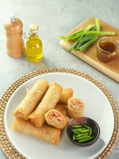 一种来自印尼中爪哇三宝垄的传统小吃。传统的春卷食物含有鸡蛋、鸡肉或虾。