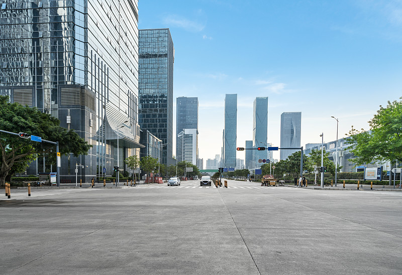 空旷的高速公路与城市景观和天际线，中国深圳。