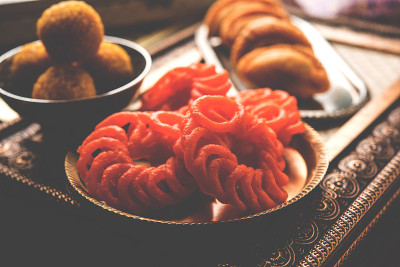 印度甜Jalebi/Imarti, Laddu和Gujiya一起在白色背景或与礼物。有选择性的重点
