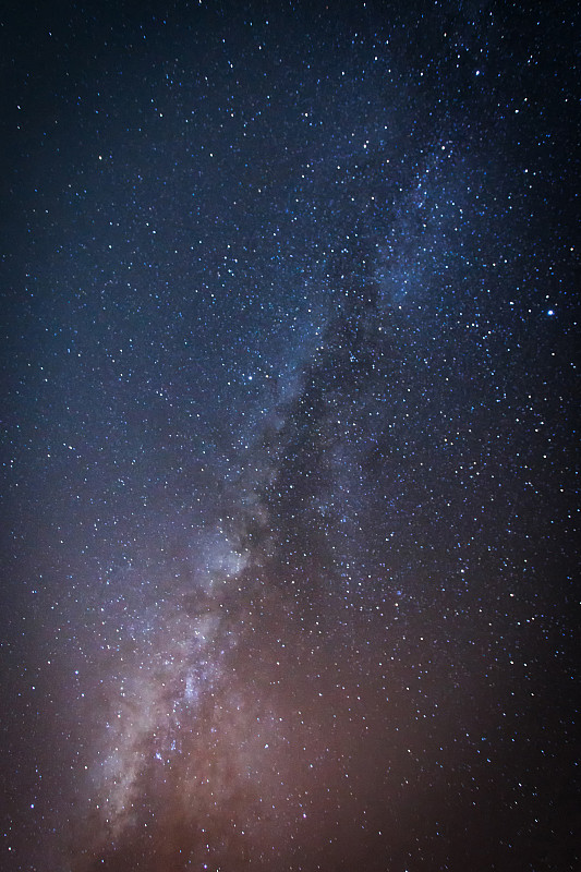 有恒星和太空尘埃的银河系