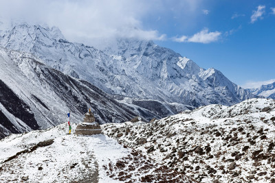 雪山和佛教佛塔在珠峰大本营徒步旅行在尼泊尔。