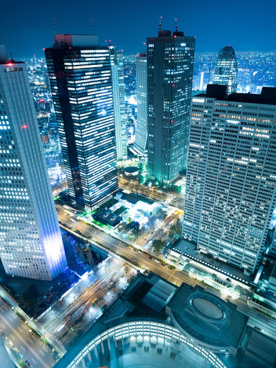 从摩天大楼俯瞰新宿的夜景