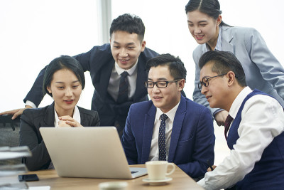 一组业务人员在办公室一起工作