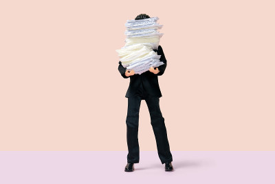 男性商人拿着一堆文件
