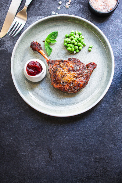 鸭腿肥肉调理食品的份量菜单概念食用份量。食物背景俯视图复制空间有机