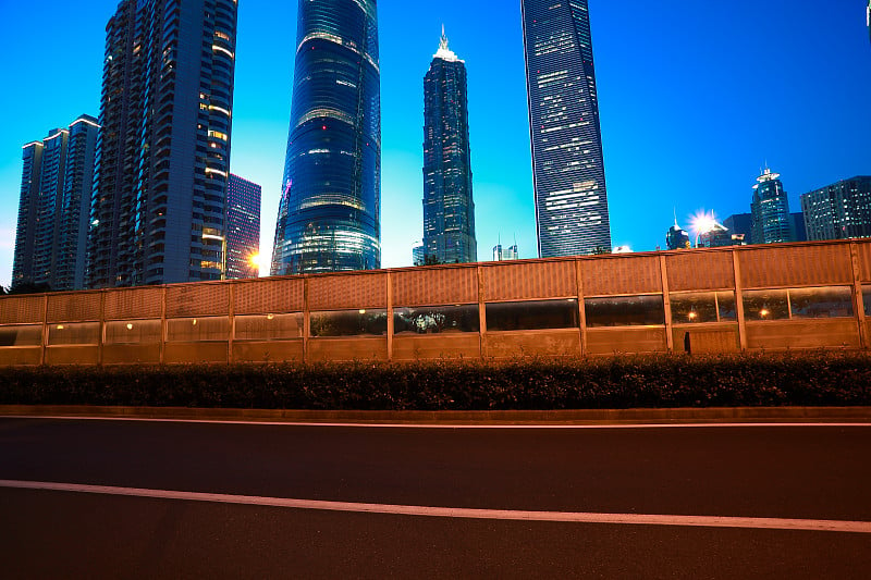 空路面与城市地标建筑的夜晚