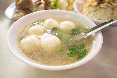 在台湾吃午饭。这是清汤鱼丸。